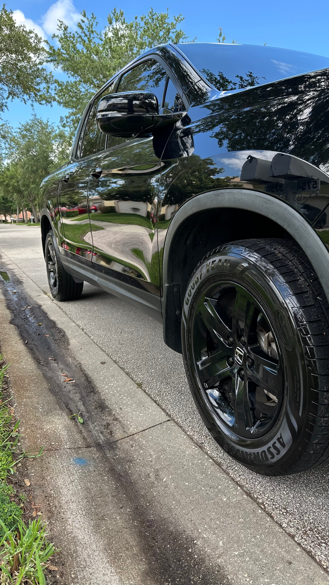Black Honda SUV with mirror-like shine after professional detailing